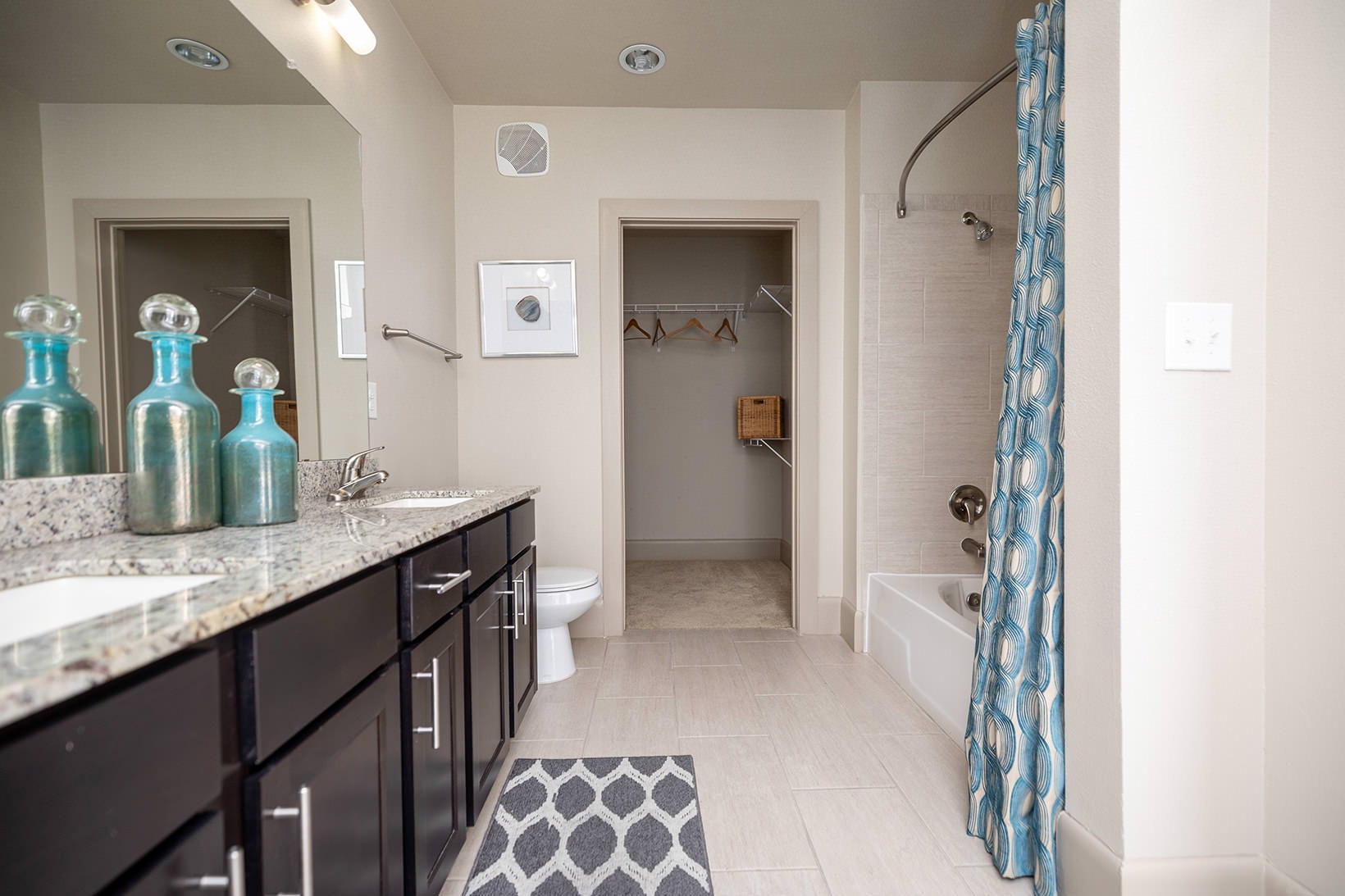 Bathroom shower/tub combo in bathroom