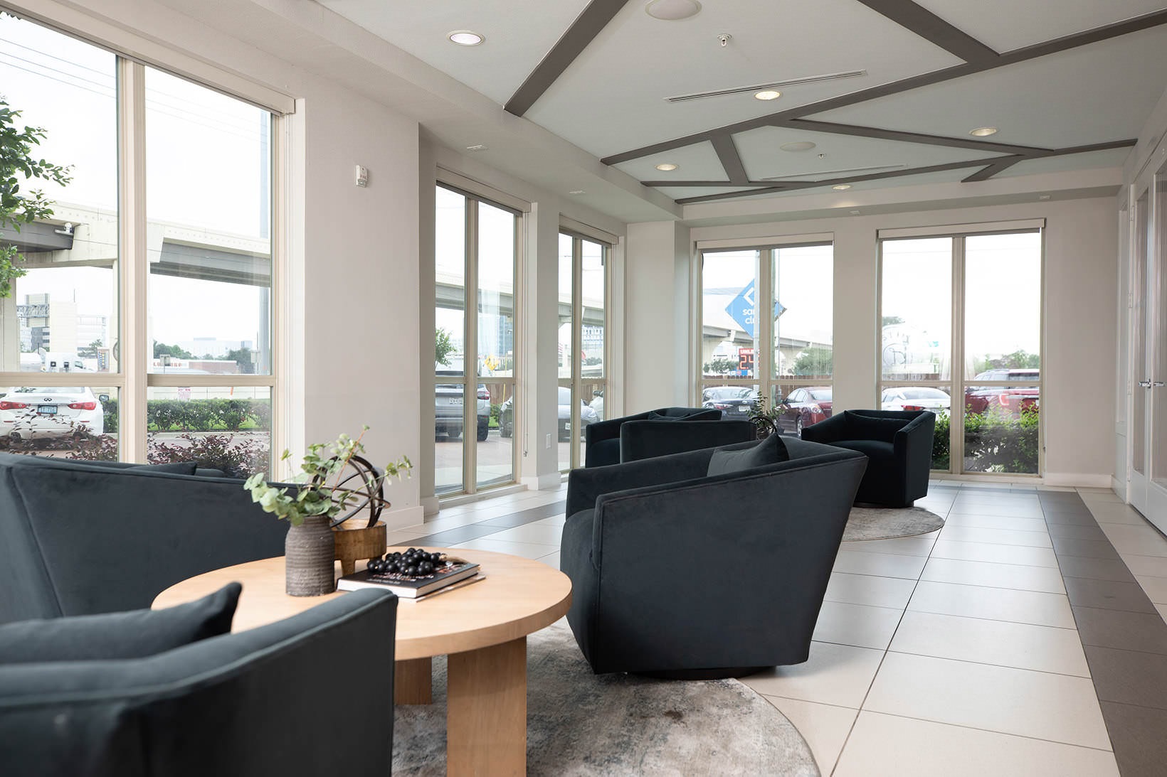 Clubhouse natural lighting and city views in clubhouse