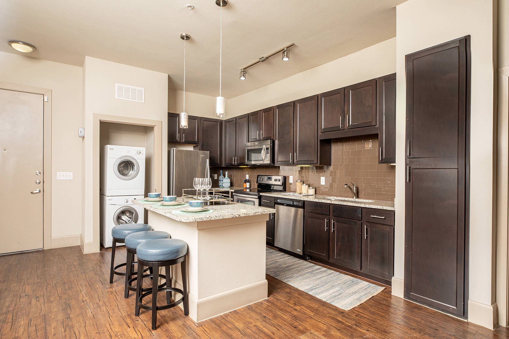 Kitchen pendant lighting over kitchen island
