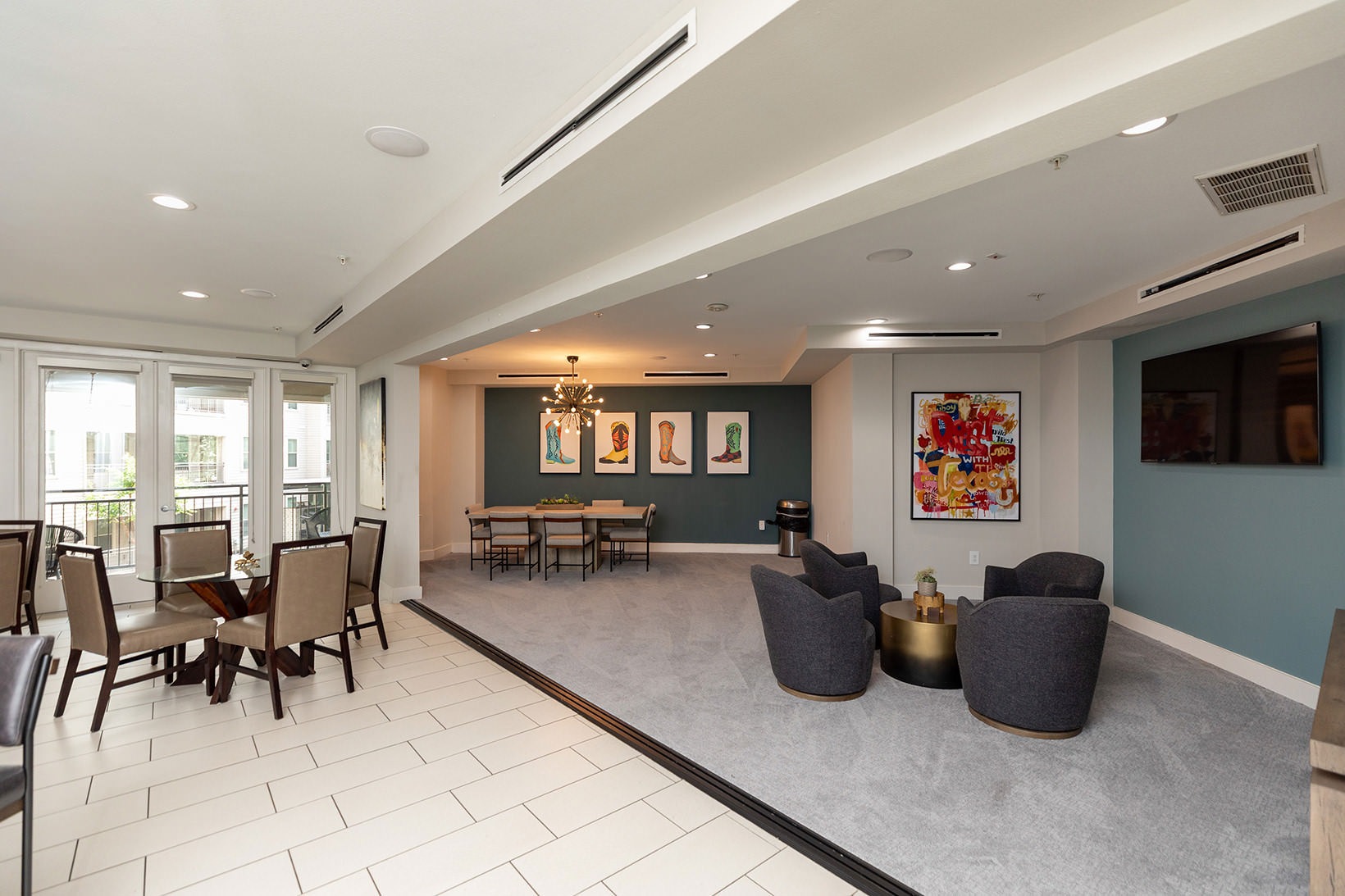 Lounge lounge open to clubhouse